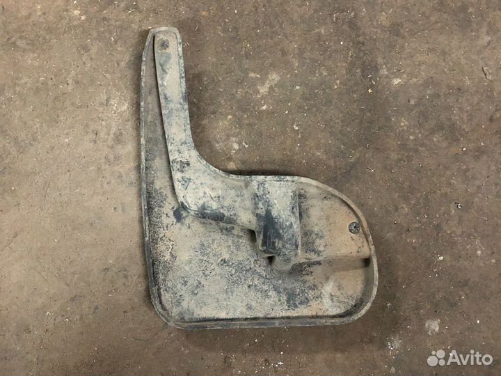 Renault sandero брызговик