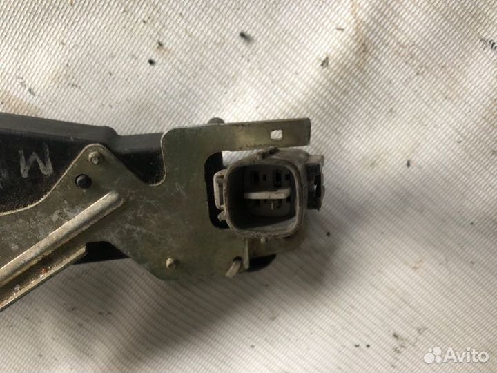 Замок двери задний левый Toyota Sprinter Marino