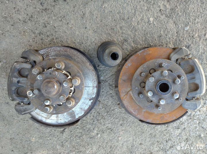 Ступица в сборе с тормозным суппортом