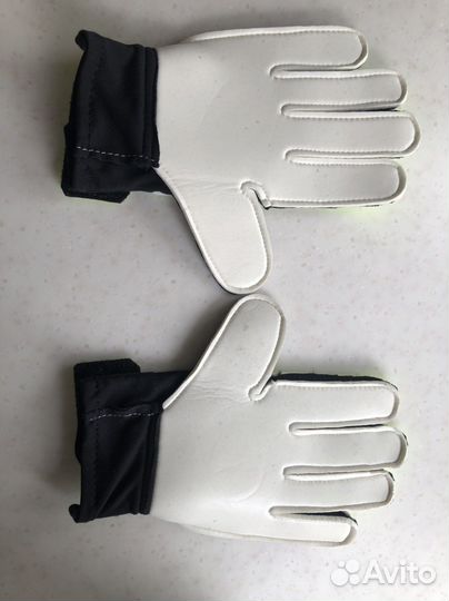 Футбольные щитки и перчатки Demix