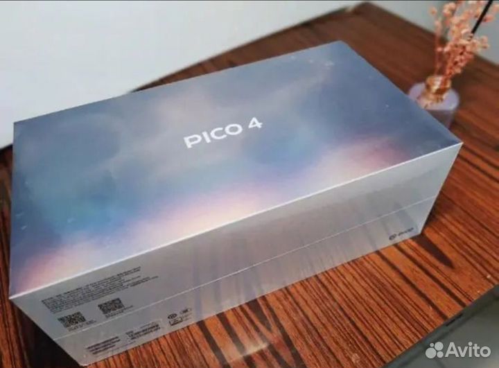 Очки виртуальной реальности с джойстиками Pico 4
