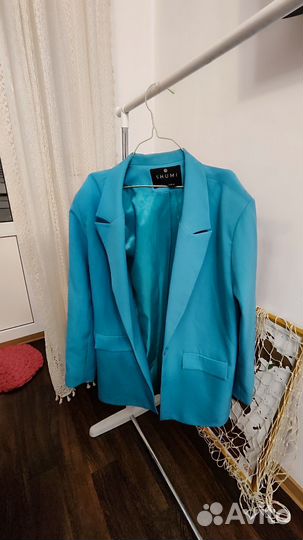 Костюм яркий голубой