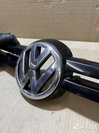 Черная глянцевая вставка решетки радиатора Гольф 6