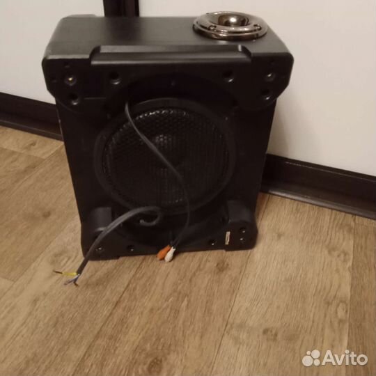 Сабвуфер и усилитель в автомобиль