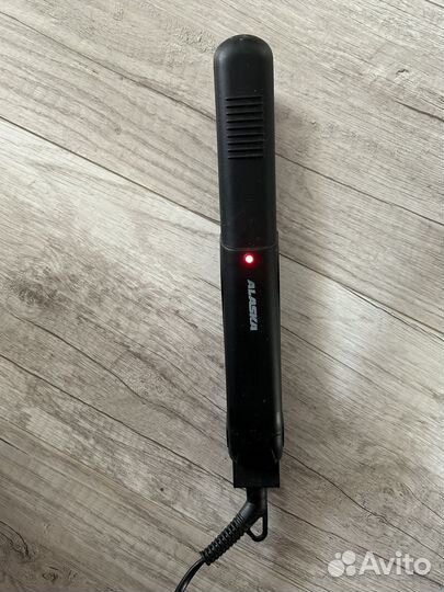 Фен, выпрямитель и расческа для выпрямления волос