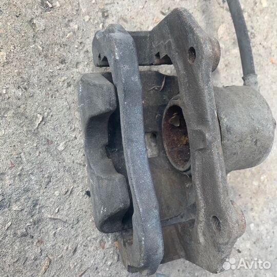 Суппорт передний правый Suzuki Grand Vitara JT