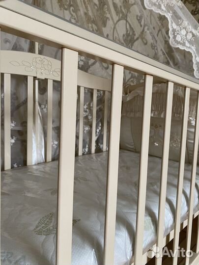 Детская кроватка с маятником