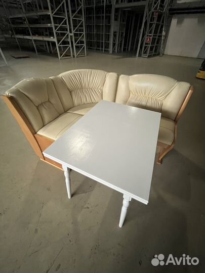 Кухонный уголок со столом и стульями