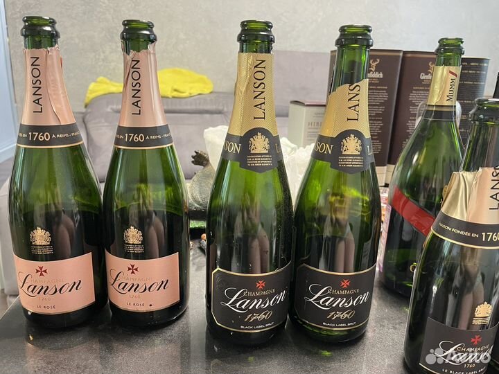 Пустые бутылки из под шампанского