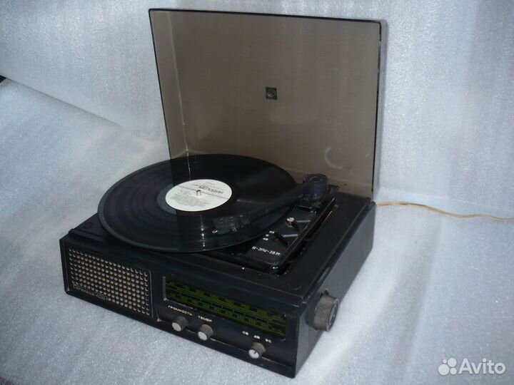 Проигрыватель виниловых пластинок 