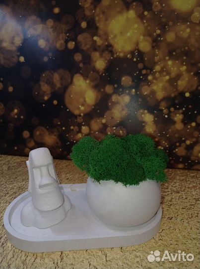 Гипсовая фигура и кашпо со мхом