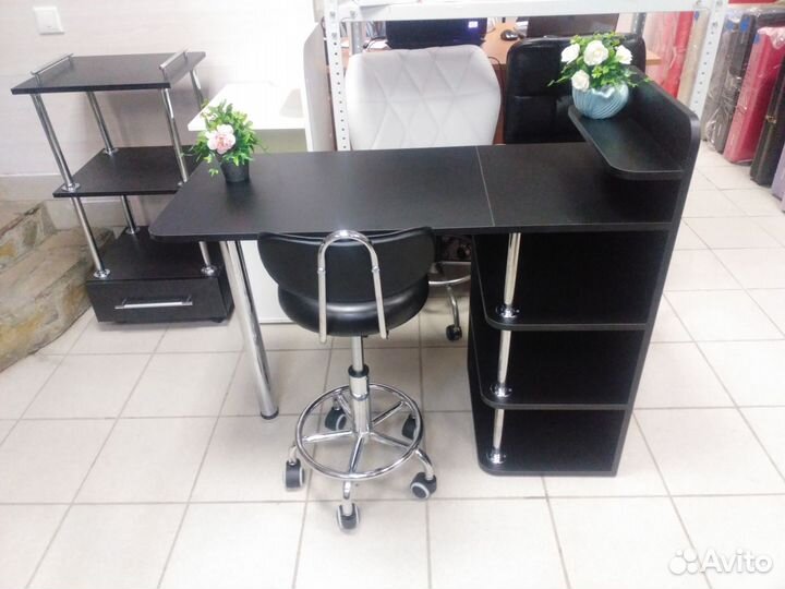 Маникюрный стол