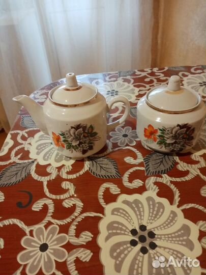 Чайник заварочный и сахарница