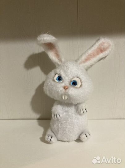 Вязаная игрушка ручной работы заяц