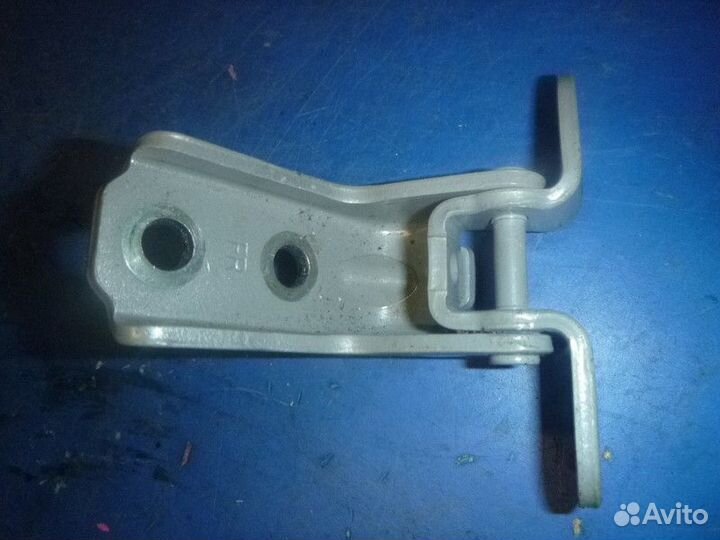 Петля двери передней левой верхняя hyundai solaris