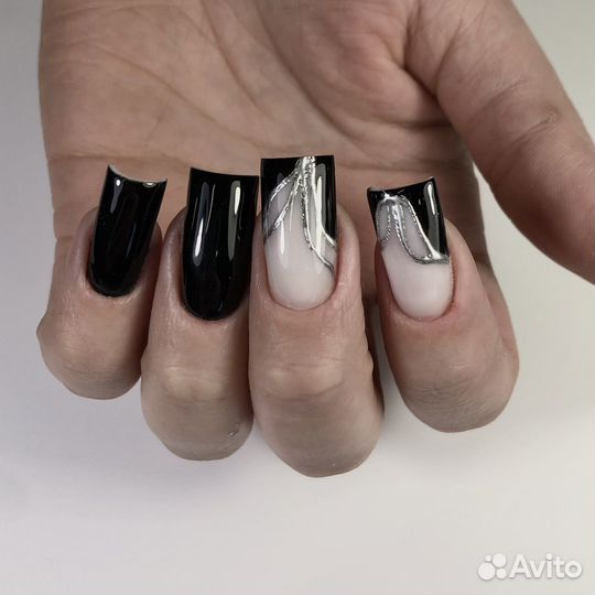 Модель на маникюр