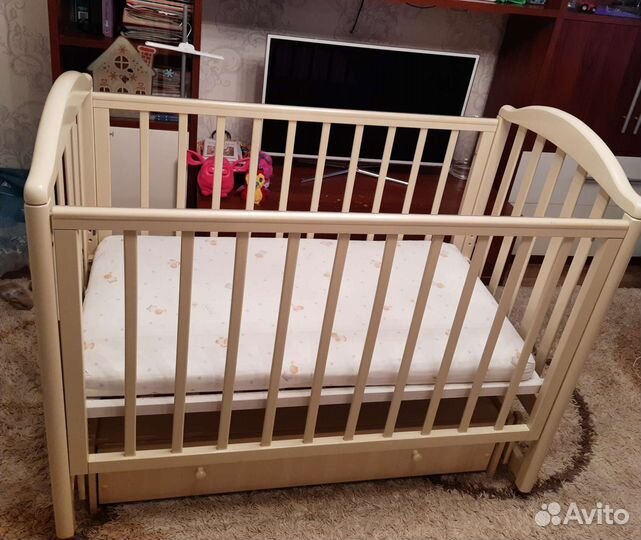 Детская кроватка с поперечным маятником
