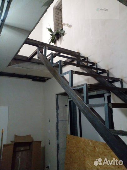 Металлическая лестница в частный дом