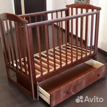 Детская кроватка с продольным маятником, матрасом