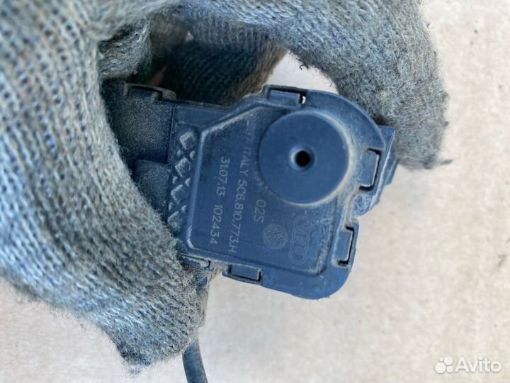 Активатор замка бензобака Volkswagen Polo 5 sedan