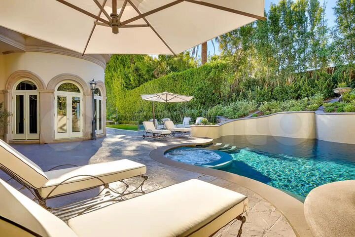 Дом 1400 м² на участке 50 сот.