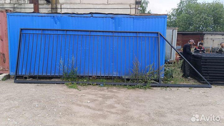 Забор металлический и откатные ворота