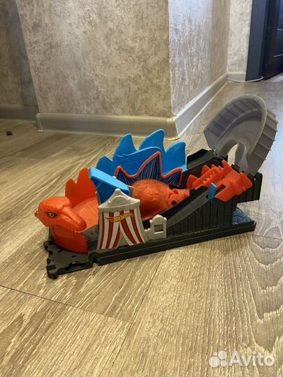 Трек Hot wheels атака динозавра