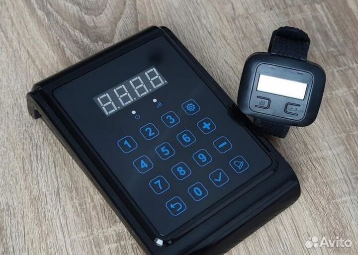 Пульт вызова официанта на кухню и часы официанта