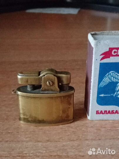 Старая бензиновая зажигалка