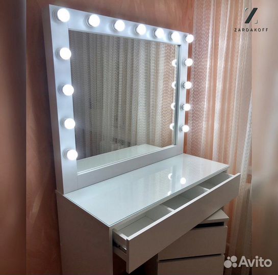 Туалетный столик визажиста с гримёрным зеркалом