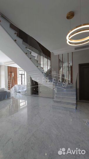 Зеркальное панно в лестничной зоне