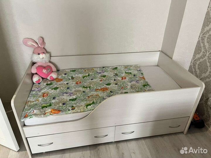 Детская кровать с матрасом и ящиками