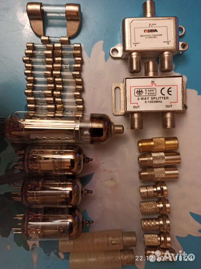 Антенный разветвитель, радиолампы, предохранители