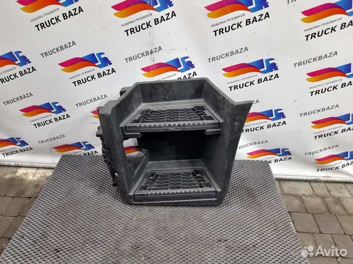 82574835 Подножка левая в сборе Renault T