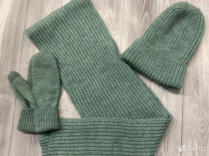 Шапка с шарфом и варежками