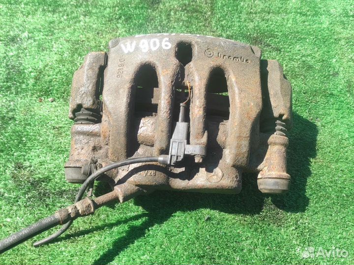 Передний правый суппорт Mercedes Sprinter w906