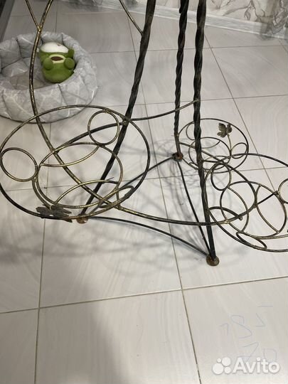 Кованая стойка под цветы