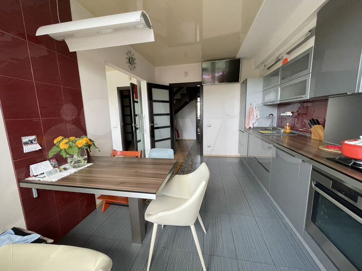 3-к. квартира, 93 м², 5/5 эт.