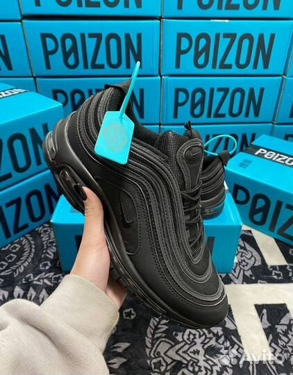 Кроссовки с противоскользящей поверхностью