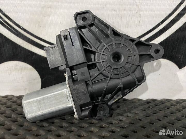 Моторчик стеклоподъемника задний левый A2139060602