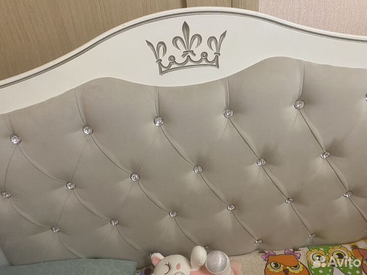 Детская кроватка с маятником