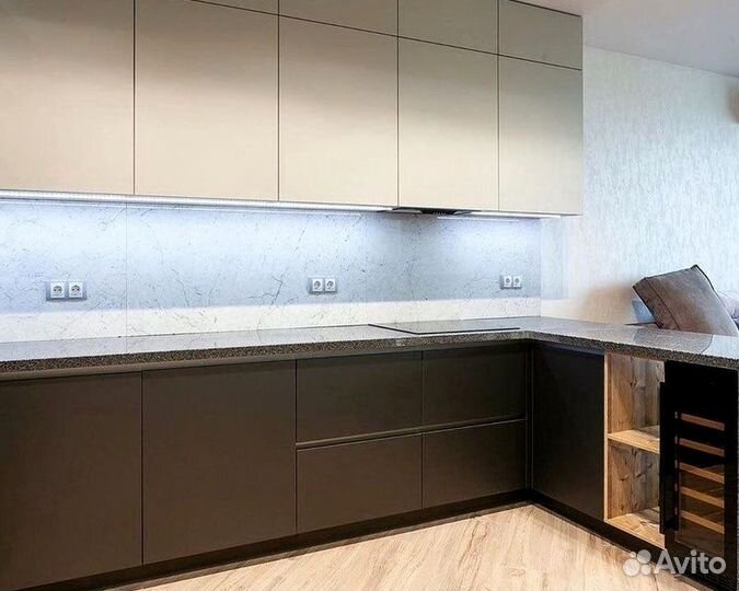 Угловая в потолок кухня на заказ