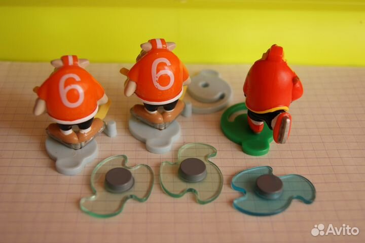 Киндер-сюрприз. Хоккеисты с шайбами