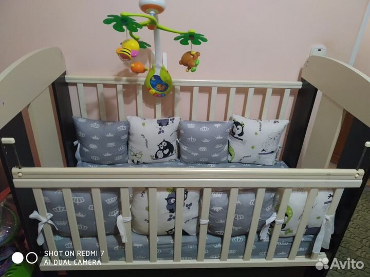 Детская кроватка с маятником