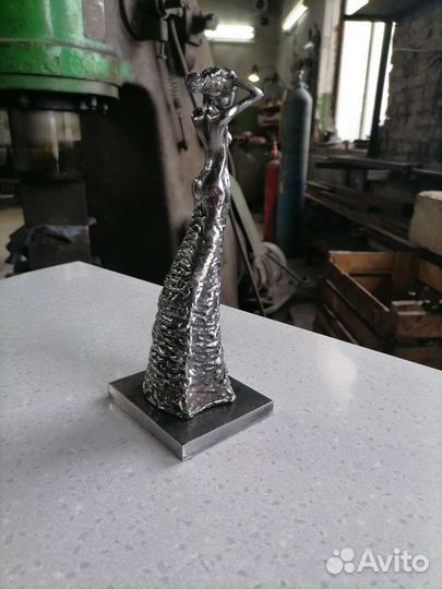 Скульптура девушки из металла