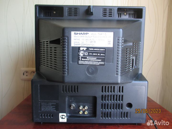 Телевизор Sharp с кронштейном под тв