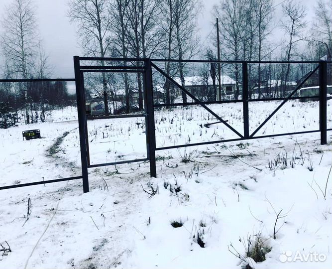 Забор, на сваях