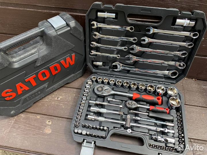 Набор инструментов для авто в чемодане