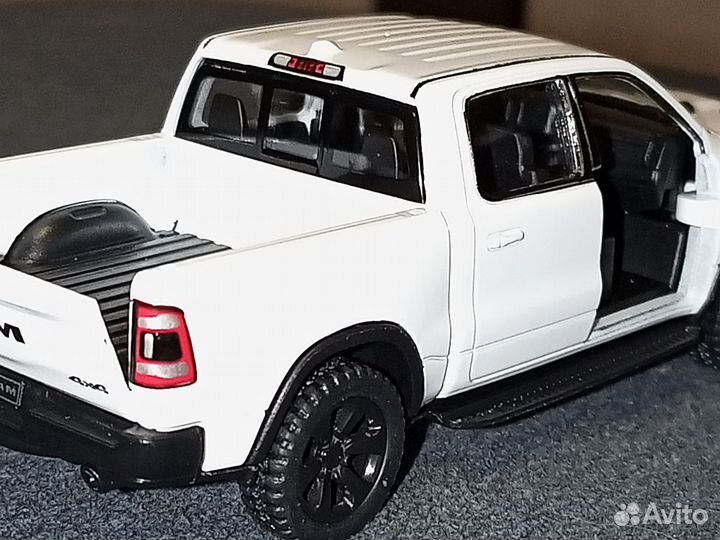 Модель Dodge RAM 1500 металлическая