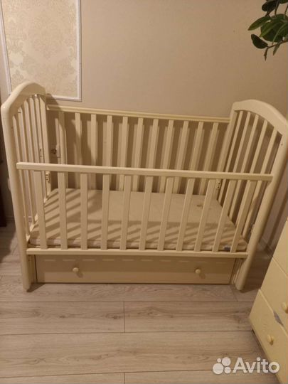 Детская кроватка с маятником и ящиком